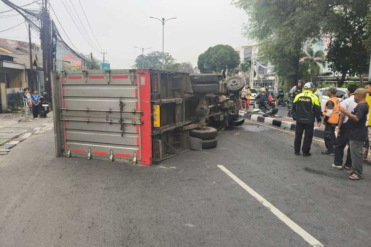 Truk Boks Terguling di Jalan Raya Jakarta-Bogor Sebabkan Kemacetan, Sopir Luka-luka