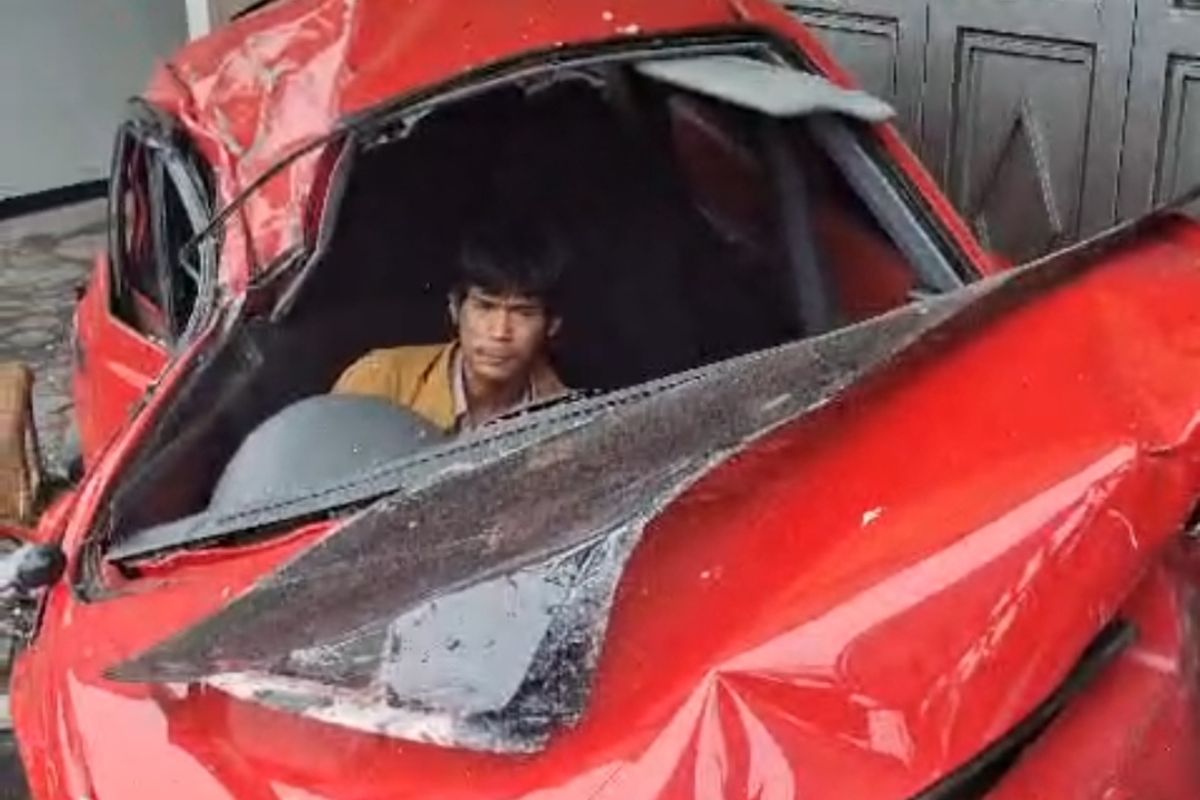 Sopir Hyundai merah yang ugal-ugalan hingga menabrak 5 warga dan 5 kendaraan di Jatinangor, Sumedang dipastikan bebas narkoba, Senin (27/1/2025). Screenshoot Video