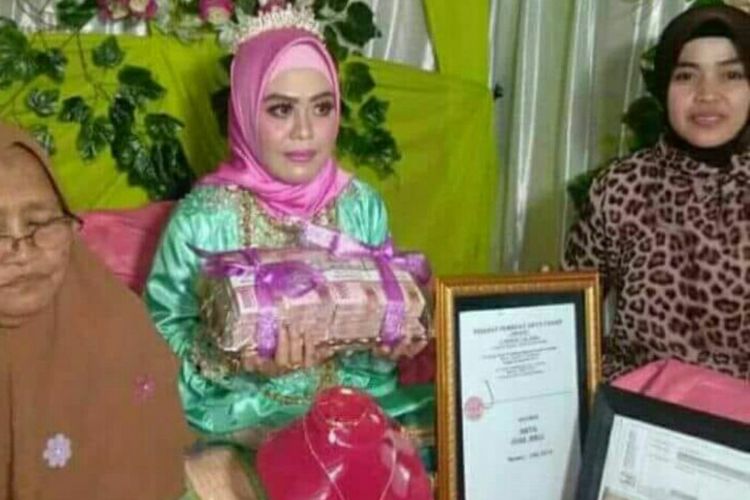 Andi Sulfaidah (30) memperlihatkan uang tunai Rp 200 juta usai dilamar Alfi Daeng Makkelo (70), Rabu (8/8/2018).