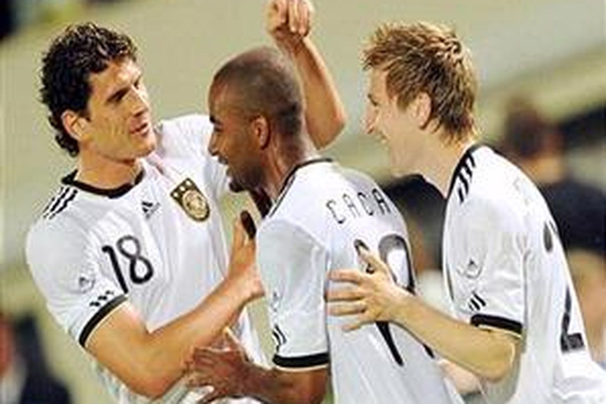Pemain Jerman Mario Gomez (kiri) dan Marko Marin (kanan) merayakan gol Cacau ke gawang Hungaria pada duel uji coba jelang Piala Dunia 2010 di Budapest, Sabtu (29/5/2010).
