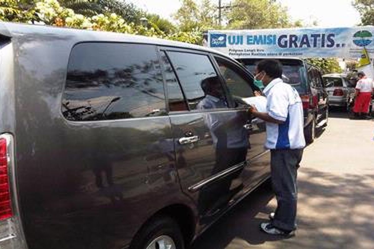 Uji emisi-Kendaraan antri untuk diperiksa dalam kegiatan Uji Emisi Gratis di Jalan Bhayangkara, Solo, Selasa (20/9/2011).