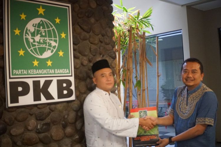 Ketua DPW PKB Jabar Syaiful Huda (kanan) menyerahkan SK pengusungan Fiki Safari sebagai bakal calon Wali Kota Bandung Kepada Ketua DPC Kota Bandung Erwin Affandi di kantor PKB Jabar, Jalan Haruman Kota Bandung, Rabu (27/9/2017).
