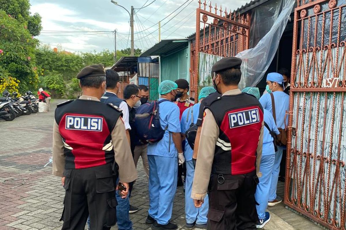 Polisi dan tim gabungan melakukan olah tempat kejadian perkara (TKP) di kawasan Kalideres, Jakarta Barat pada Rabu (16/11/2022). Upaya ini dilakukan guna menyelidiki kasus tewasnya satu keluarga secara misterius. 