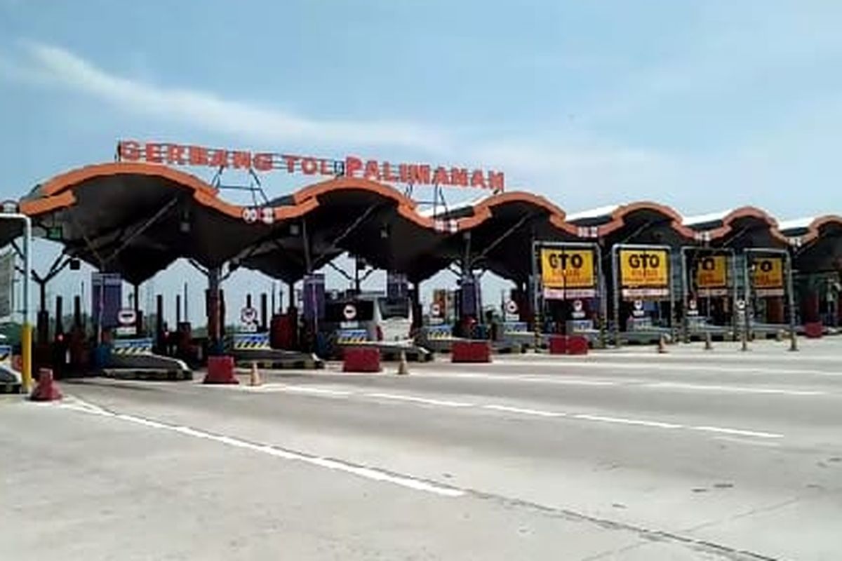 Gerbang Tol Palimanan di ruas tol Cikopo-Palimanan. Jalan tol ini dikelola oleh Astra Infra