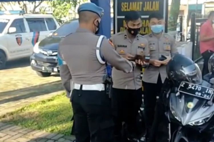 Anggota Kepolisian tak miliki SIM dan surat kendaraan tak lengkap ditilang sesama anggota polisi dalam razia kedisiplinan di depan markas Polresta Tasikmalaya, Jumat (24/9/2021).