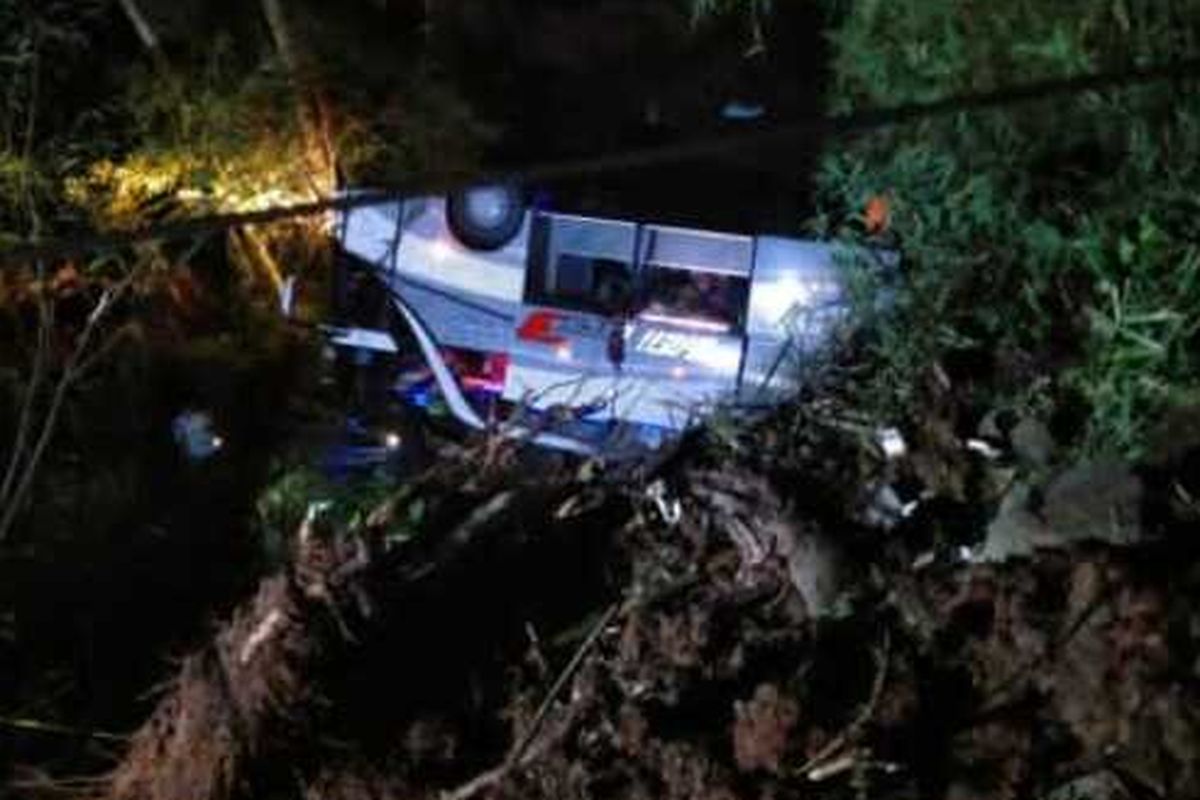 Bus peziarah asal Subang terjun ke jurang Tanjakan Cae, Wado, Sumedang, Jawa Barat, Rabu malam. Dok. Warga/KOMPAS.com