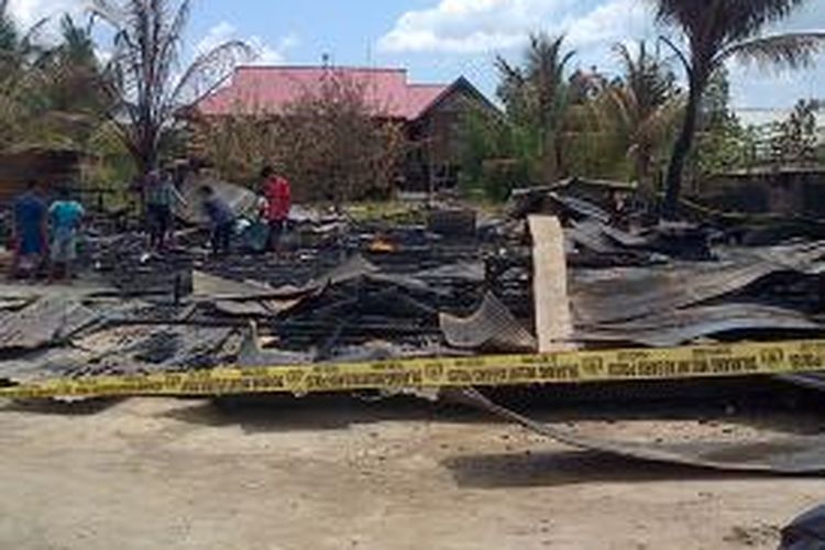 Beberapa pemilik rumah yang terbakar di Kendari, mulai membersihkan puing-puing sisa kebakaran. 