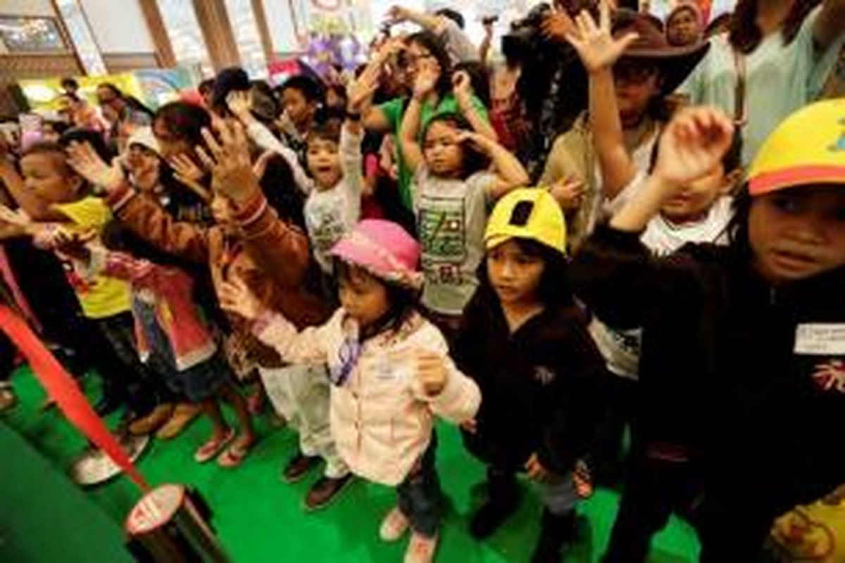 Anak-anak menari bersama di Rumah Bobo di acara Bobo Fair 2013 di Jakarta Convention Center, Jakarta Pusat, Kamis (27/6/2013).