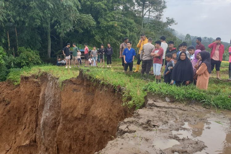 Jalan Longsor di Limapuluh Kota Sudah Bisa Dilalui, tetapi Ancaman Sinkhole Masih Mengintai