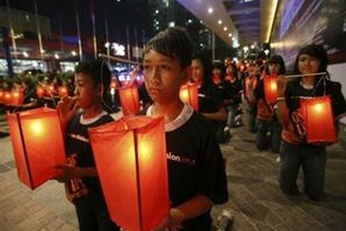 Indonesias students hold lanterns during a rally to mark World AIDS Day in Jakarta, Indonesia.