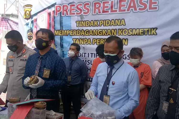 Direktorat Reserse Kriminal Khusus (Ditreskrimsus) Polda Sumatera Selatan menunjukkan barang bukti ribuan kosmetik ilegal dan pasangan suami istri sebagai penjual, Kamis (23/9/2021).