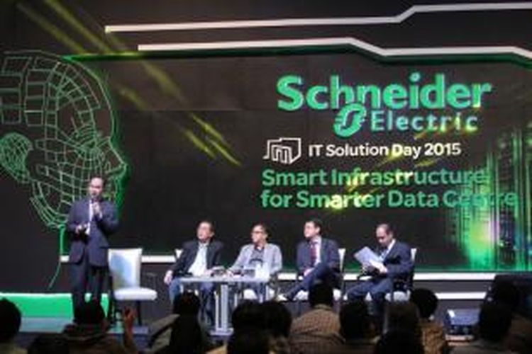 Seminar Schneider Electric IT Solution Day 2015: 'Pentingnya Merancang, Mengelola dan Memonitor Data Center Menggunakan Infrastruktur Cerdas’ Rabu (25/3/2015), di Jakarta. Monitoring menjadi salah satu bahasan menarik di acara tahunan yang diselenggarakan untuk membahas tren kebutuhan dan solusi data center tersebut.
