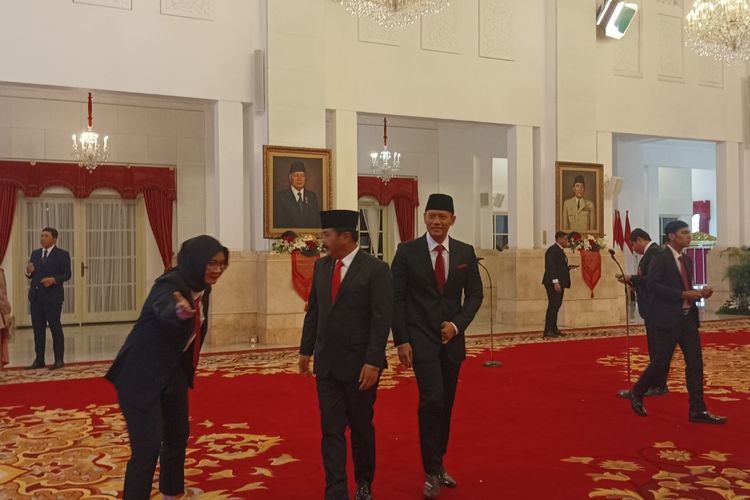 Agus Harimurti Yudhoyono (AHY) bersama Hadi Tjahjanto di Istana Negara sebelum dilantik oleh Presiden Joko Widodo sebagai anggota Kabinet Indonesia Maju pada Rabu (21/8/2024).