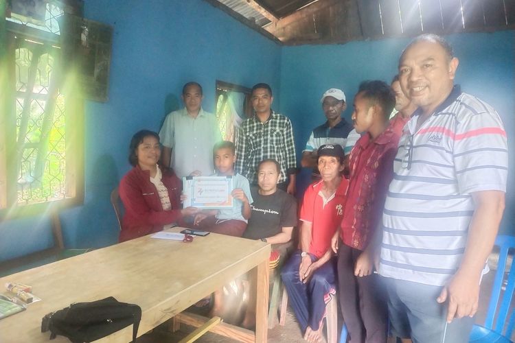 Wartawan KOMPAS.com di wilayah Manggarai menyerahkan donasi KOMPAS.com kepada Agata Ladang dan keluarganya di Kampung Papang, Desa Ranamasak, Kecamatan Borong, Kabupaten Manggarai, NTT, Jumat, (14/4/2023). (KOMPAS.com/MARKUS MAKUR)