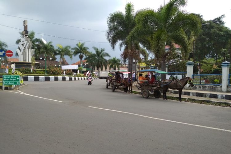 Sejumlah delman masih tampak beroperasi di kawasan Akun-Alun Tarogong Rabu (22/06/2017).