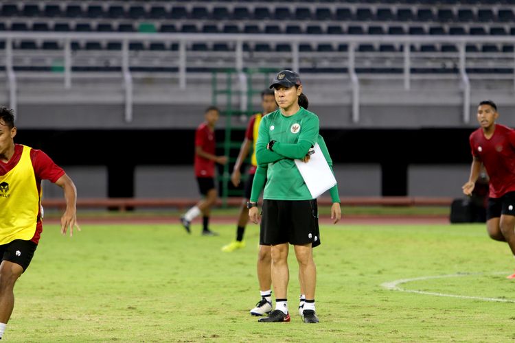 Jelang kualifikasi Piala Asia U20 2023, Pelatih Shin Tae-yong serius memperhatikan pemain Timnas Indonesia U19 saat latihan di Stadion Gelora Bung Tomo Surabaya, Kamis (8/9/2022) malam.