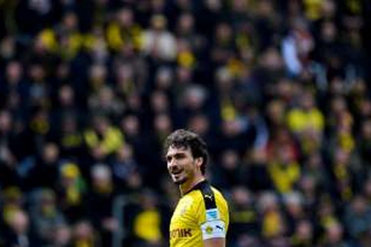 Kapten Borussia Dortmund, Mats Hummels, melakoni partai kontra Wolfsburg pada lanjutan Bundesliga di Signal Iduna Park, 30 April 2016.