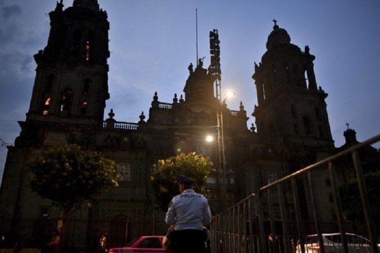 Seorang penyerang menikam seorang pastor saat misa di gereja katedral terbesar di Amerika Latin, yang terletak di Mexico City, ibu kota Meksiko, Senin (15/5/2017).