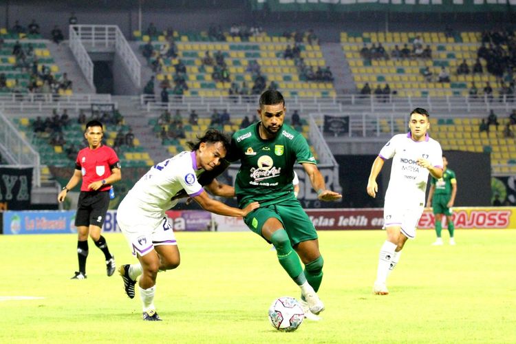 Aksi pada laga Liga 1 2022-2023 antara Persebaya dan Persita Tangerang di Stadion Gelora Bung Tomo, Surabaya, pada Senin (1/8/2022) malam WIB.