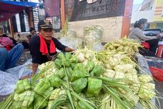 Penjual Kulit Ketupat Ini Bakal Buang Barang Dagangannya: Tahun Ini Pahit!