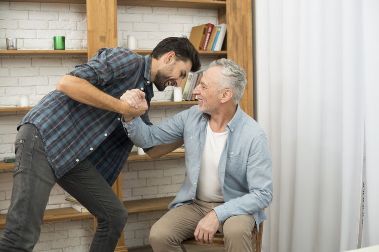 Ilustrasi berbakti kepada orang tua