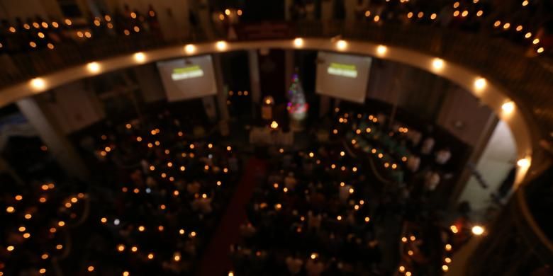 Sejumlah jemaat menyalakan lilin saat pelaksanaan ibadah Misa Natal di Gereja Protestan Indonesia Bagian Barat (GPIB) Immanuel, Jakarta, Sabtu (24/12/2016). Umat Kristiani merayakan Hari Raya Natal 25 Desember 