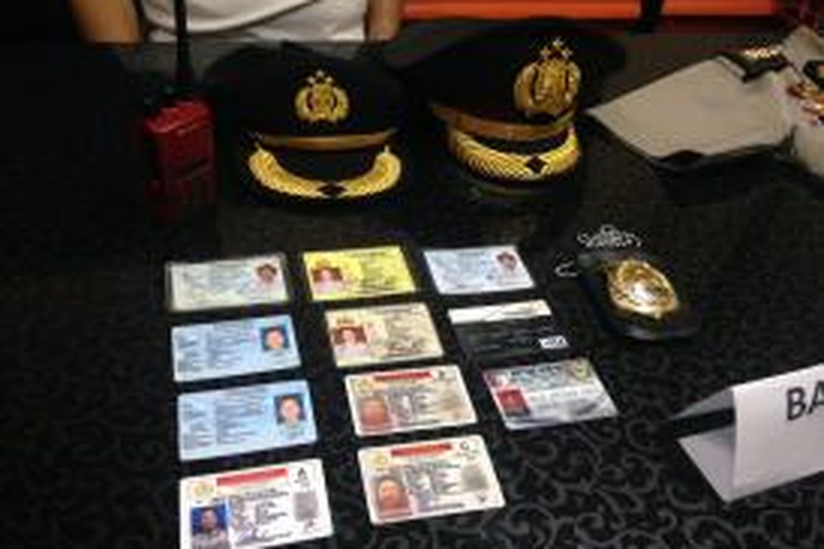 Sejumlah barang bukti yang disita Polres Kota Bandara Soekarno-Hatta dari polisi gadungan, DES (41), di Terminal Kedatangan 2D, Rabu (4/11/2015).