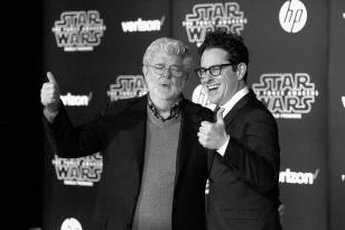 George Lucas (kiri), kreator yang pernah menyutradarai film-film Star Wars, dan JJ Abrams, sutradara Star Wars sekarang, menghadiri pemutaran perdana film Star Wars: The Force Awakens, di Hollywood, California, AS, pada 14 Desember 2015 waktu setempat.