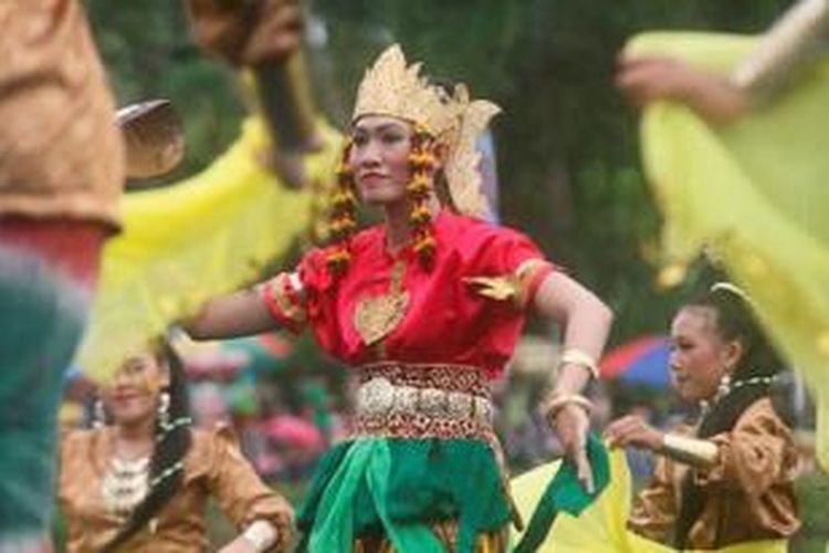 Tari-tarian dari Kesultanan Kutai Kartanegara, Ing Martadipura, ditampilkan saat pembukaan Erau International Folklore and Art Festival 2013, Minggu (30/6/2013), di Stadion Rondong Demang, Tenggarong, Kutai Kartanegara, Kalimantan Timur. Festival Erau yang berlangsung hingga Minggu (7/7/2013) itu menampilkan sejumlah pentas seni budaya dan pesta rakyat. 