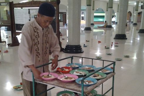 Tradisi Makan Bubur Sayur ala Zaman Jepang di Masjid Agung Kendal