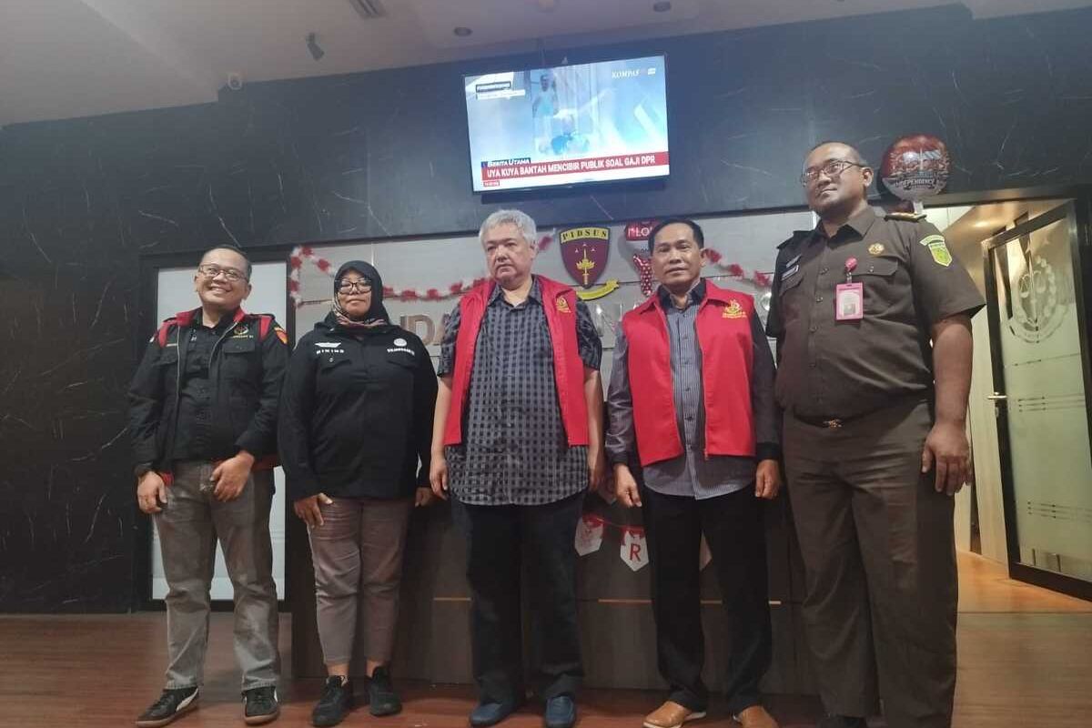 Kejati Jatim menetapkan tersangka dan menahan 2 orang dalam kasus dugaan korupsi hibah SMK Dinas Pendidikan Jatim, Selasa (26/8/2025).