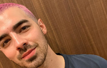 Joe Jonas dengan rambut pink-nya