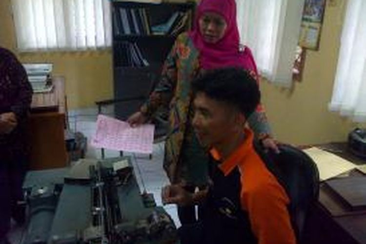 Menteri Sosial, Khofifah Indar Parawansa tengah melihat proses pembuatan pelat master cetak buku braille dalam kunjungannya di Balai Penerbitan Braille Indonesia (BPBI) Abiyoso, Jalan, Kherkhof, Leuwigajah, Cimahi Selatan, Jawa Barat, Kamis (27/11/2014).
 