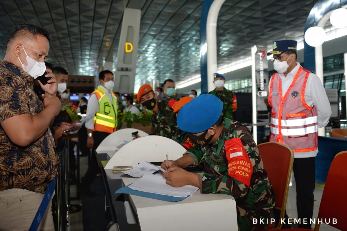 Menteri Perhubungan Budi Karya Sumadi saat meninjau penerapan kebijakan larangan mudik di Bandara Soekarno-Hatta, Selasa (11/5/2021).