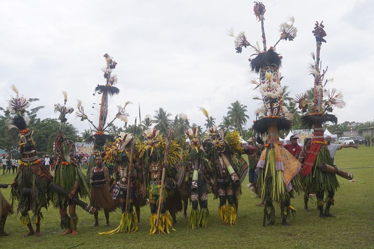 Nampak tarian sakral kepala panjang yang berasal dari Suku Draa, Distrik Yaffi, Kabupaten Keerom yang ditampilkan dalam pembukaan Festival Budaya Keerom ke VIII di Lapangan Swakarsa, Distrik Arso, Kabupaten Keerom, Papua, Jumat (24/11/2023).