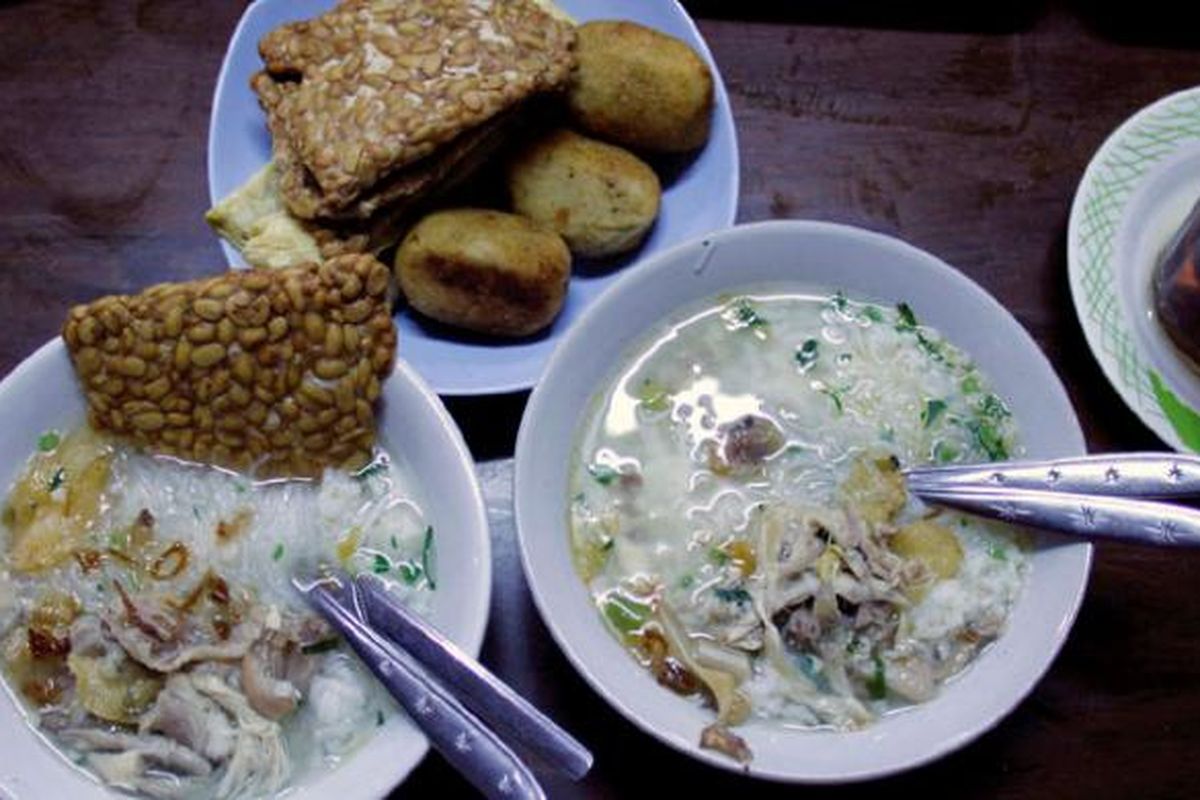 Soto ayam di gerai Soto Gading 1, salah satu tujuan wisata kuliner populer di Solo, Jawa Tengah.