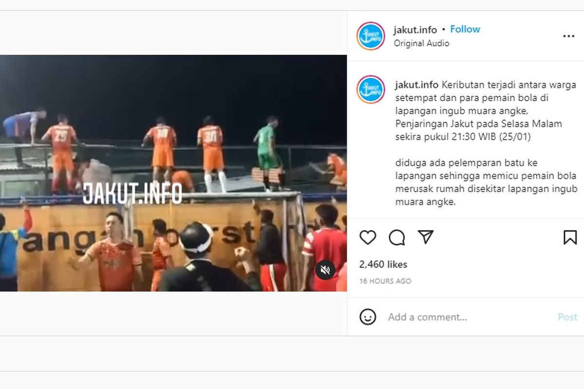 Sebuah video memperlihatkan orang-orang berseragam sepak bola tengah mencopoti material bangunan, viral di media sosial. Peristiwa dalam video tersebut terjadi di Lapangan Ingub Muara Angke, Penjaringan, Jakarta Utara, pada Selasa (25/1/2022) malam.