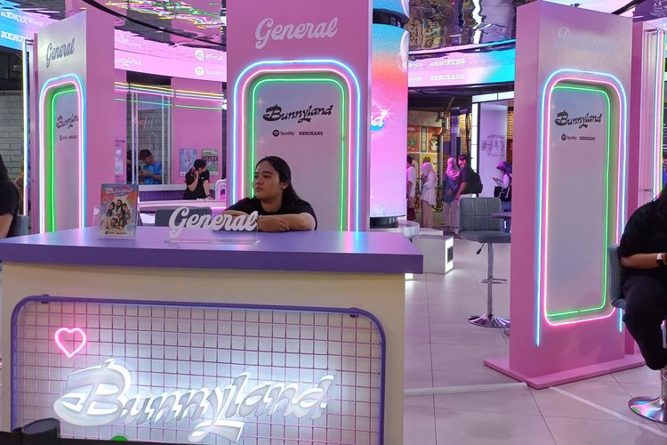 Tempat registrasi memasuki instalasi Bunnyland Spotify dalam rangka merayakan perilisan mini album Get Up girl group NewJeans, berlokasi di Lotte Alley, Lotte Shopping Avenue, Jakarta Selatan, Jumat (28/7/2023).