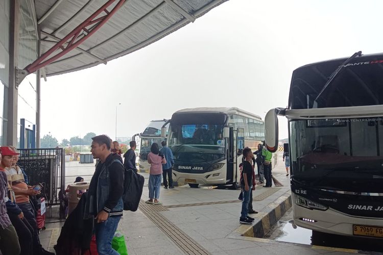 Suasana Terminal Pulogebang, beberapa bus ada yang berangkat siang ini, Kamis (20/4/2023).
