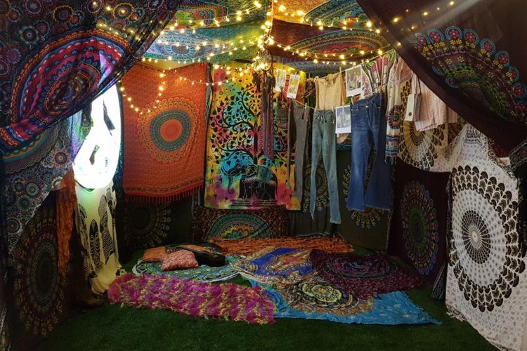 Gaya busana hippies dengan jeans di Wall of Fades 2018
