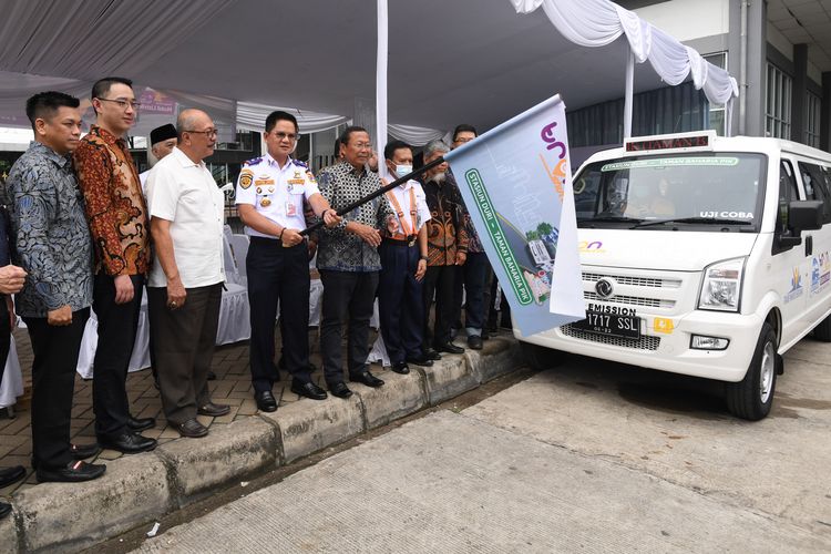 Kadishub DKI Jakarta Syafrin Liputo (keempat kiri) didampingin staf utama Menteri Perhubungan bidang trasnportasi darat dan konektivitas Budi Setiyadi (kelima kiri) dan Direktur Utama TRON David Santoso (kiri) melepas armada TRON Shuttle angkutan pengumpan berbasis listrik tujuan Stasiun Duri - Taman Baharia PIK saat peluncuran masa uji coba di Stasiun Duri, Jakarta, Jumat (17/6/2022). Teknologi Rancang Olah Nusantara (TRON) bekerja sama dengan operator Trans Mikro Bersama meluncurkan uji coba Tron Shuttle angkutan pengumpan berbasis listrik terintergrasi dengan tujuan Stasiun Duri - Taman Baharia PIK untuk meningkatkan minat masyarakat beralih ke transportasi umum ramah lingkungan. ANTARA FOTO/Hafidz Mubarak A/foc.