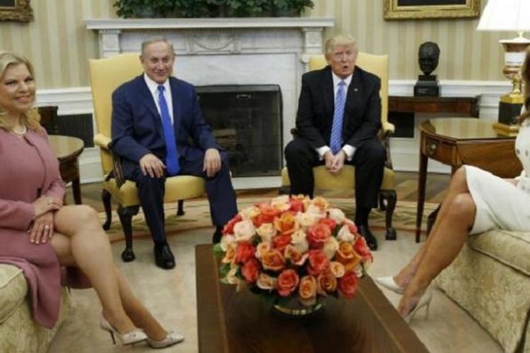 Presiden Amerika Serikat Donald Trump (kedua dari kanan) dan Melania Trump bertemu dengan Perdana Menteri Israel Minister Benjamin Netanyahu dan istrinya, Sara (kanan) di Kantor Oval, tempat kerja resmi Presiden AS di Gedung Putih, Washington DC, Rabu (15/2/2017).
