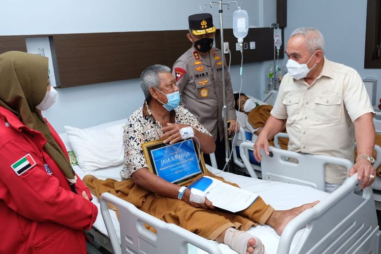 Gubernur Kalimantan Timur (Kaltim) Isran Noor bersama Kapolda Kaltim, Irjen Pol Imam Sugianto mengunjungi korban kecelakaan maut di Balikpapan, Sabtu (22/1/2022). 