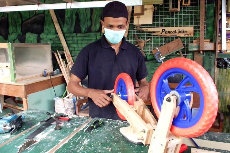 Proses Pembuatan Sepeda Kayu di Bantul