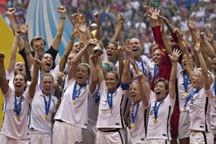 Tim putri Amerika Serikat merayakan keberhasilan meraih gelar ketiga Piala Dunia Wanita, Minggu (5/7/2015). 