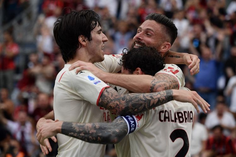 Olivier Giroud (tengah) melakukan selebrasi dengan Sandro Tonali (kiri) Davide Calabria setelah mencetak gol keduanya dalam pertandingan Sassuolo vs AC Milan pada pekan terakhir Liga Italia 2021-2022 di Stadion Mapei - Citta del Tricolore di Sassuolo, Minggu (22/5/2022). 