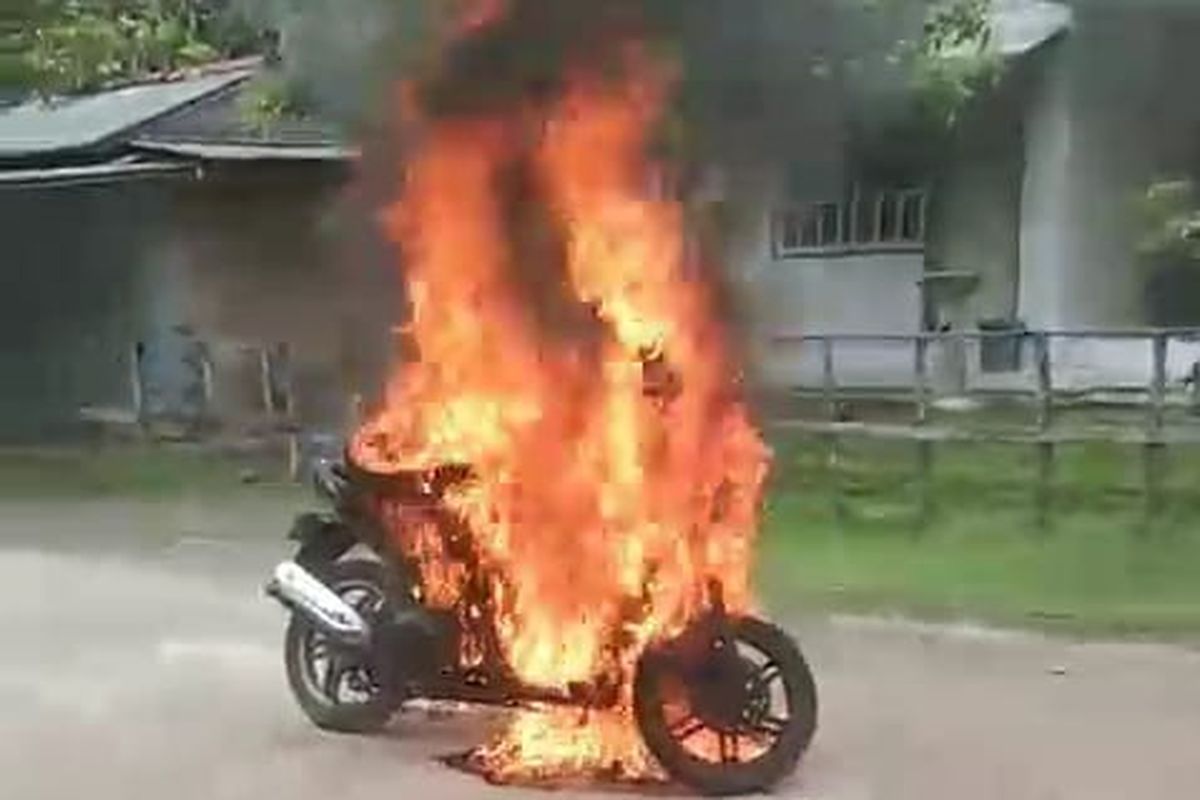 Gara-gara Sambutannya Saat Jadi Pimpinan Upacara, Seorang Guru Diancam dan Motornya Dibakar