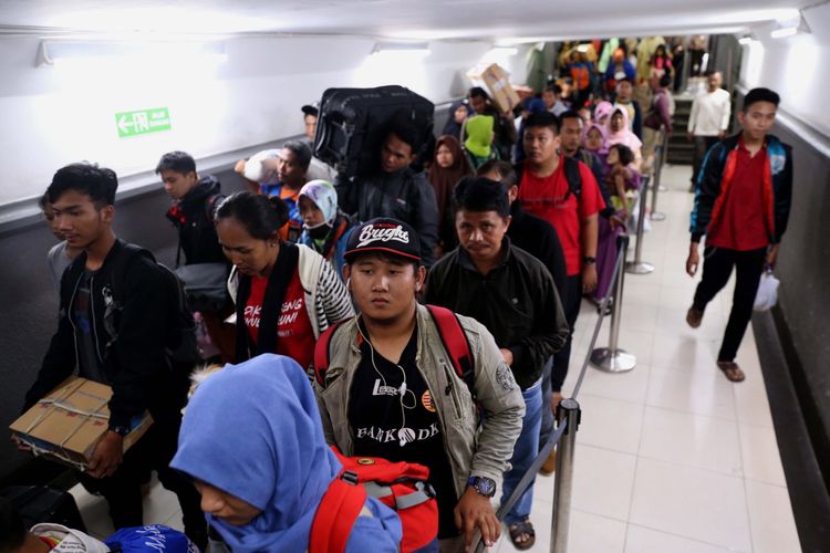 Pemudik dengan menggunakan KA Kertajaya dan Matarmaja dari Jawa Timur tiba di Stasiun Pasar Senen, Jakarta, Jumat (30/6/2017). Sejalan dengan akan berakhirnya libur Lebaran, arus balik warga dari kampung halaman terus mengalir dan diperkirakan puncak arus balik Lebaran terjadi pada 1 Juli 2017.