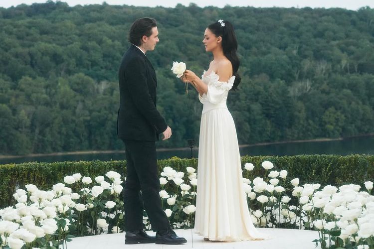 Nicola Peltz Beckham memukau di pembaruan sumpah nikah, mengenakan gaun pengantin vintage milik sang ibu dari 1985. Pernikahan Brooklyn Beckham dan Nicola Peltz kembali menjadi sorotan setelah konflik keluarga mencuat dan sejumlah isu lama ikut dibicarakan publik.