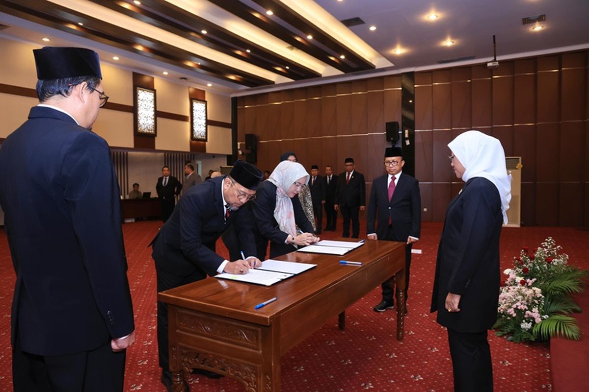 Menteri Ketenagakerjaan Ida Fauziyah melantik dan mengambil sumpah dua orang pejabat untuk jabatan pimpinan tinggi pratama di Ruang Tridharma Kemenaker, Jakarta, pada Rabu (22/5/2024).